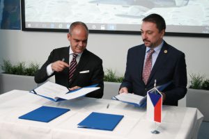Giuseppe Giordo a Zbyněk Pavlačík slavnostně podpisují smlouvu o partner...
